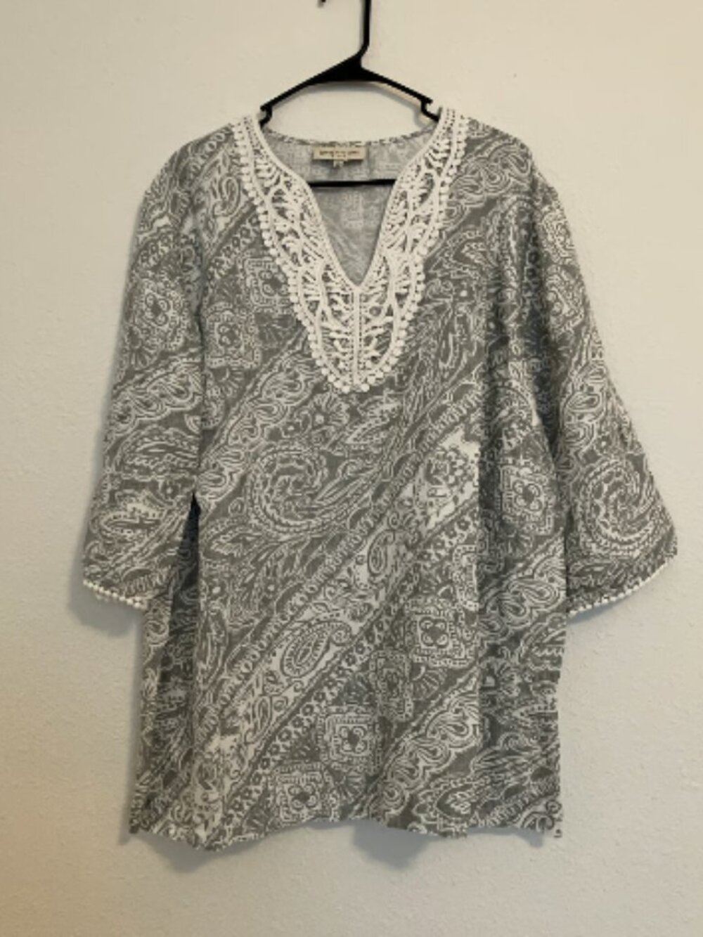 Jones New York brand size 3X Grey & White top with embroidery